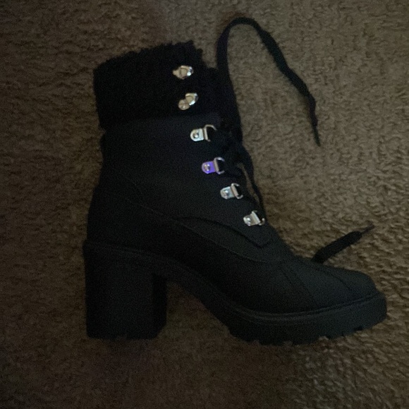 Barely worn boots - Picture 4 of 7